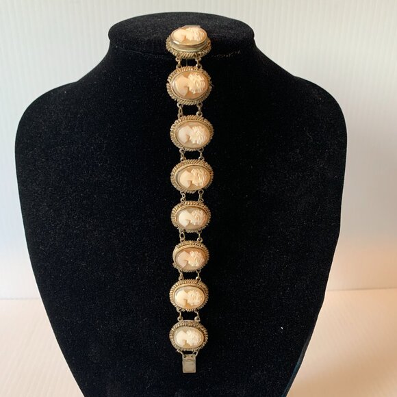 Cameo Carved Shell Bracelet. - Picture 1 of 6